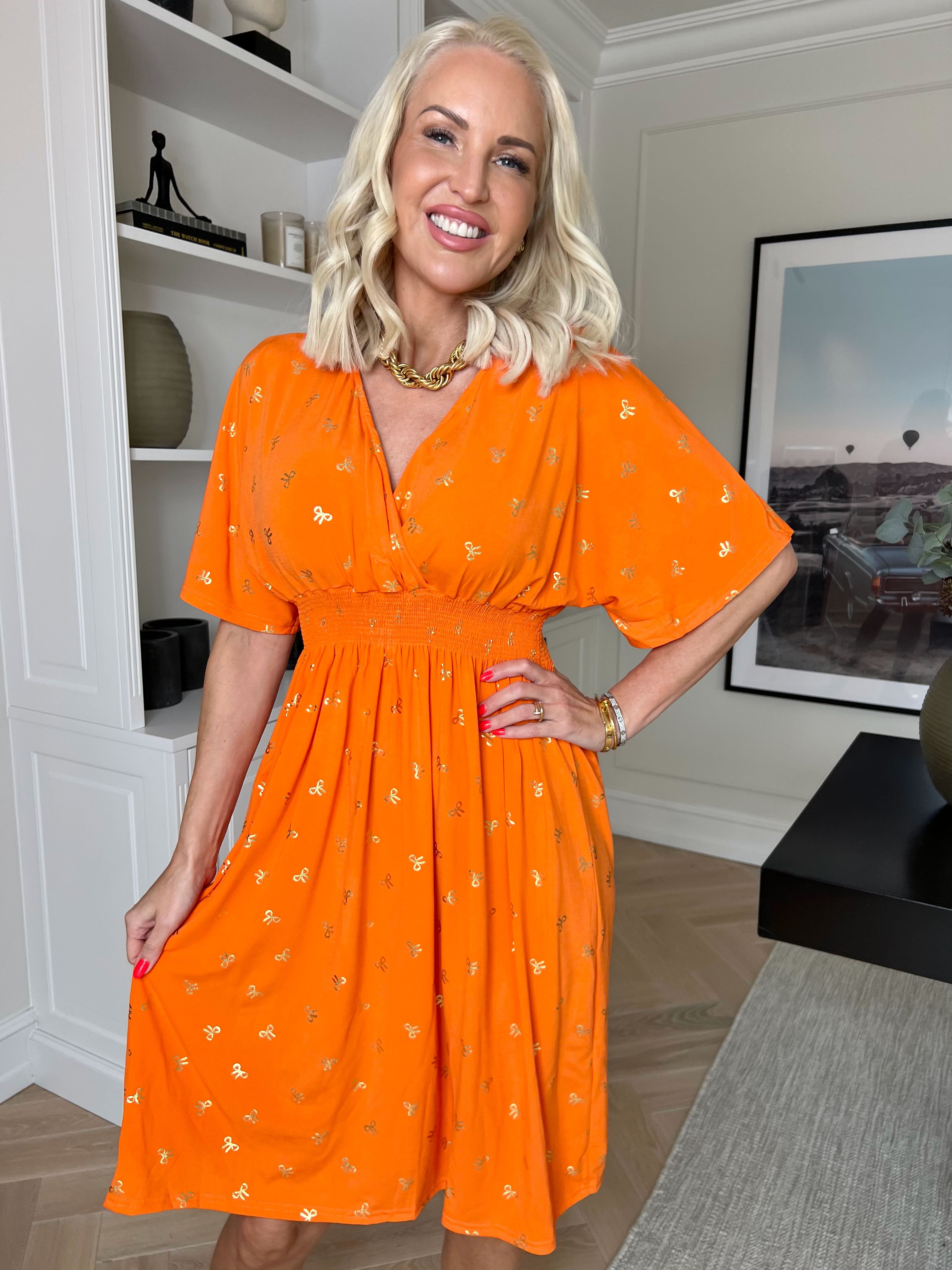 Pams Gold Bow Short - Elastisk kjole med smock i livet og fine guld sløjfer